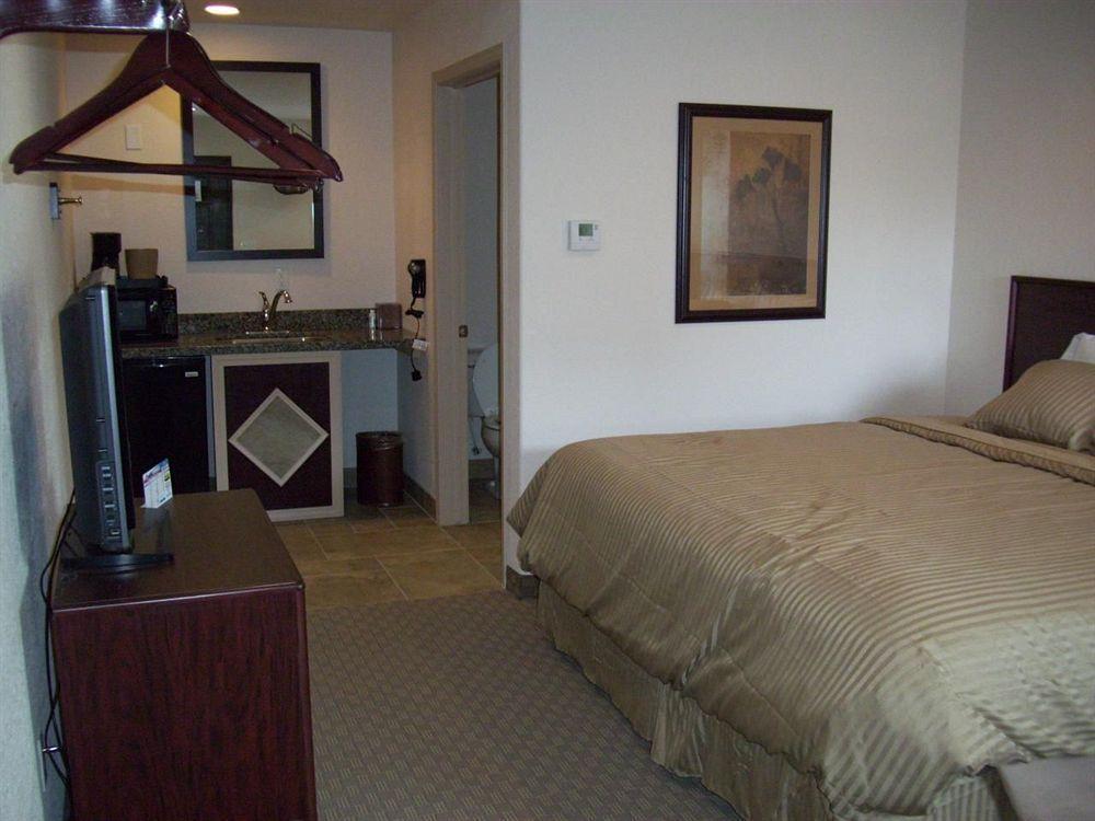 Price Pointe Inn Waukesha Exteriör bild